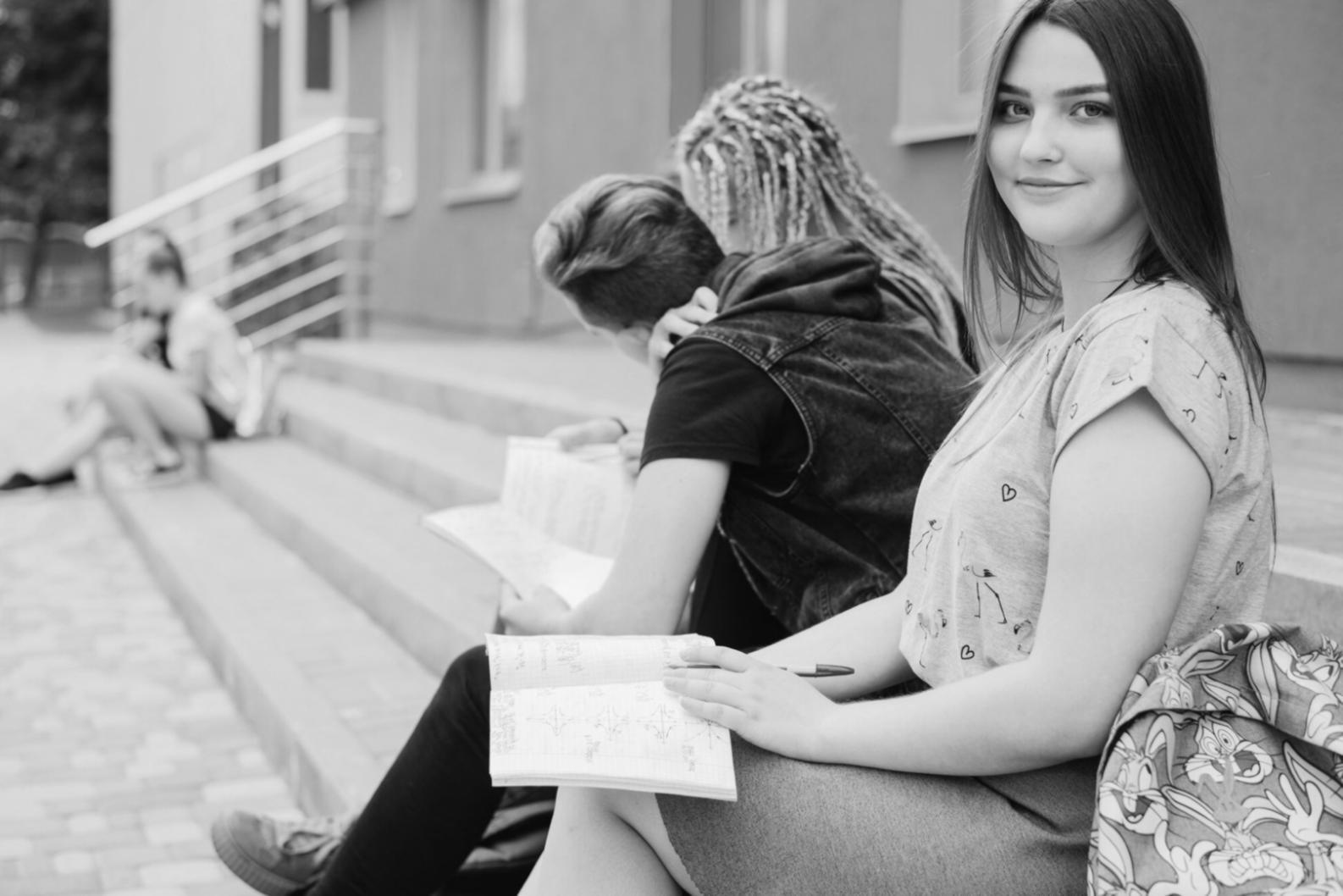 Persönliche Beratung zur finanziellen Bildung in entspannter Atmosphäre