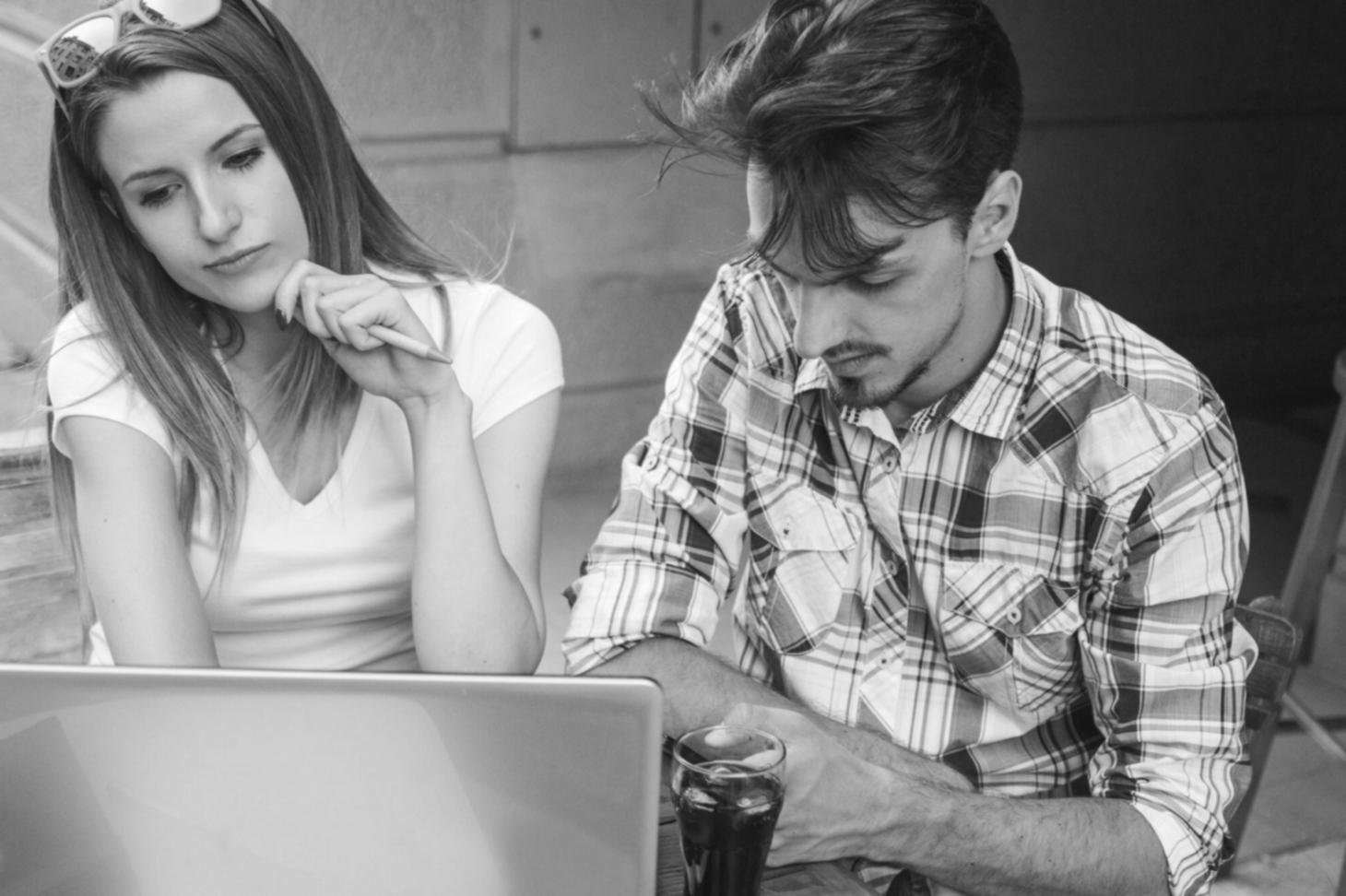 Teilnehmer beim interaktiven Finanzworkshop mit praktischen Übungen